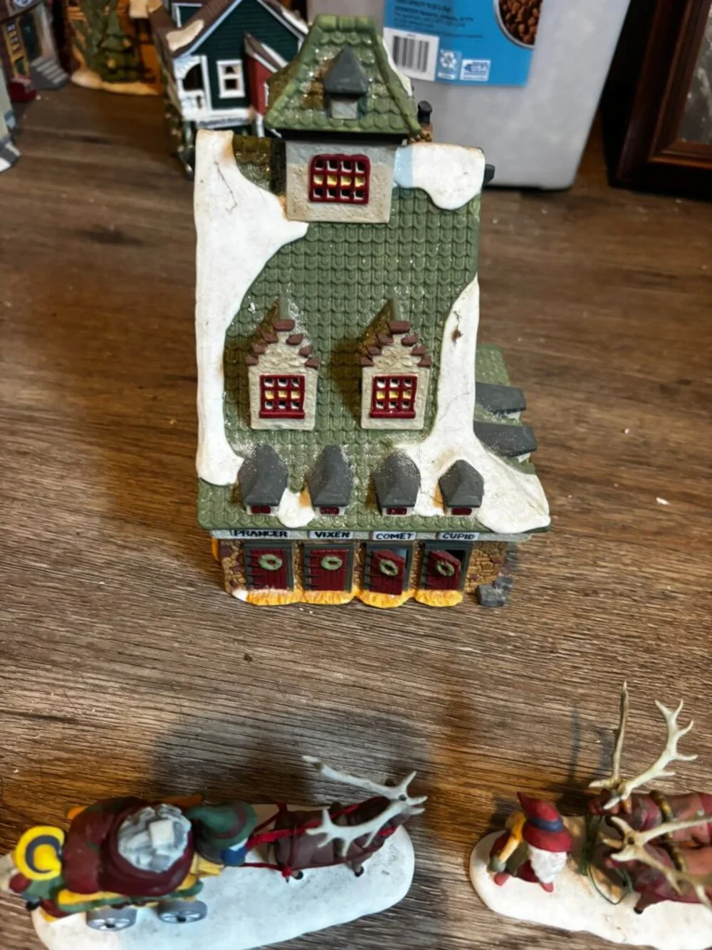Department 56 Christmas village light up building The Reindeer Barn w/Reindeer